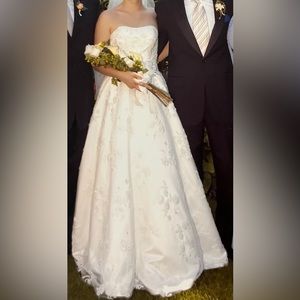 Oleg Cassini for David’s Bridal Wedding Dress- Size 6